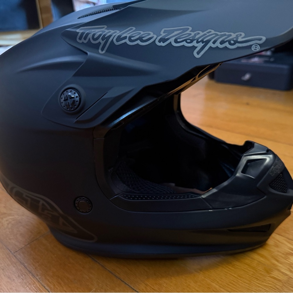 Lee Matte Black VR Helmet